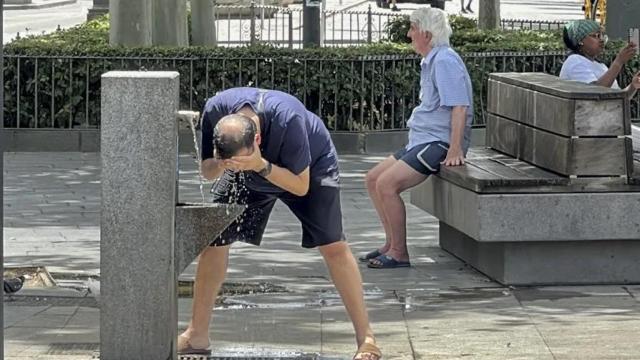 Personas protegiéndose del calor.