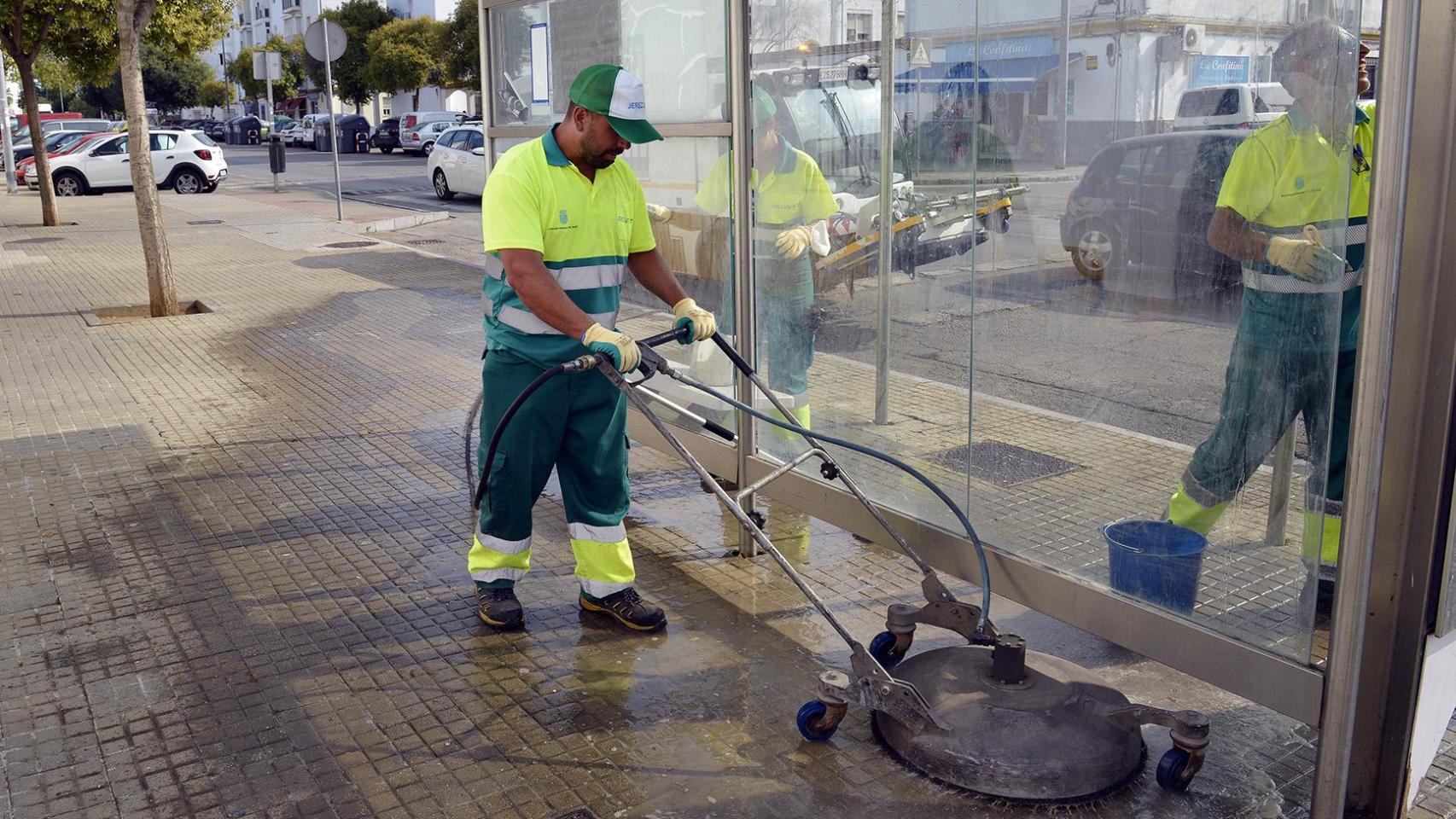 Una foto de archivo de un trabajador de la limpieza de Jerez.