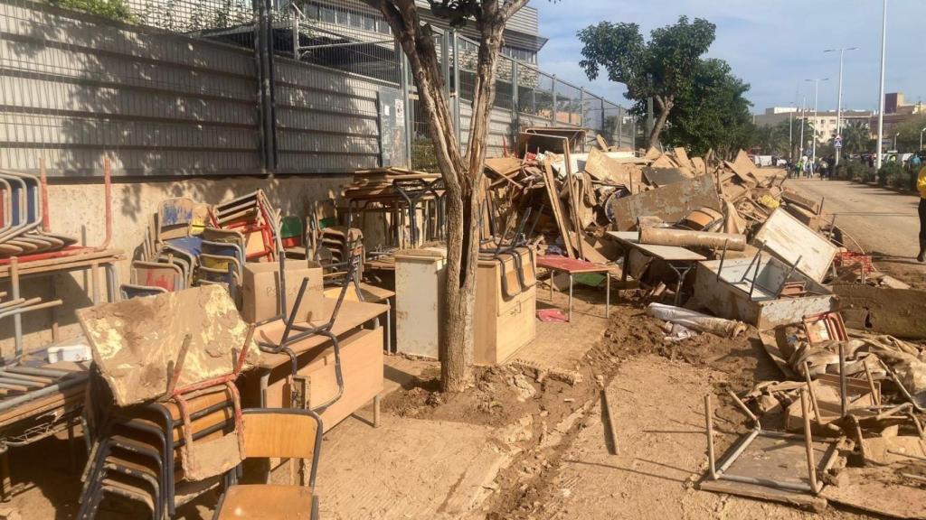 Mobiliario de un colegio afectado por la dana. Ainoa Solano