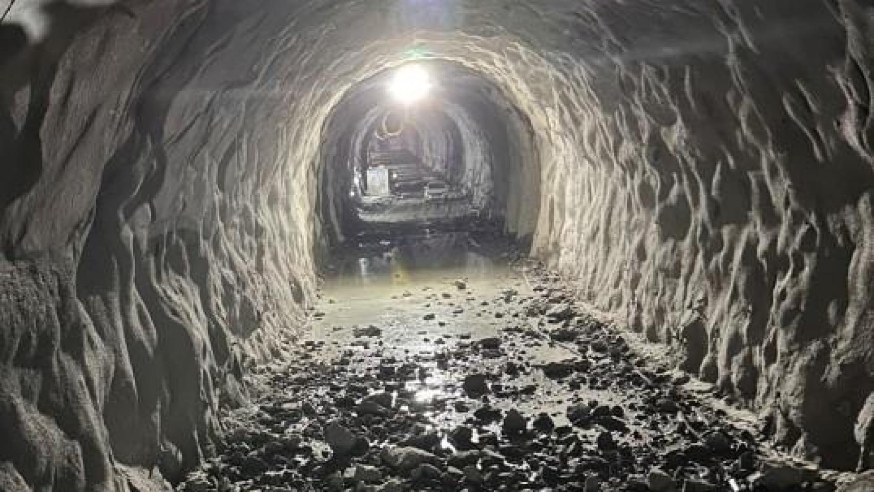 Interior de la excavación en un túnel para el tren al puerto exterior.