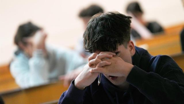 Imagen de archivo de un joven antes de un examen