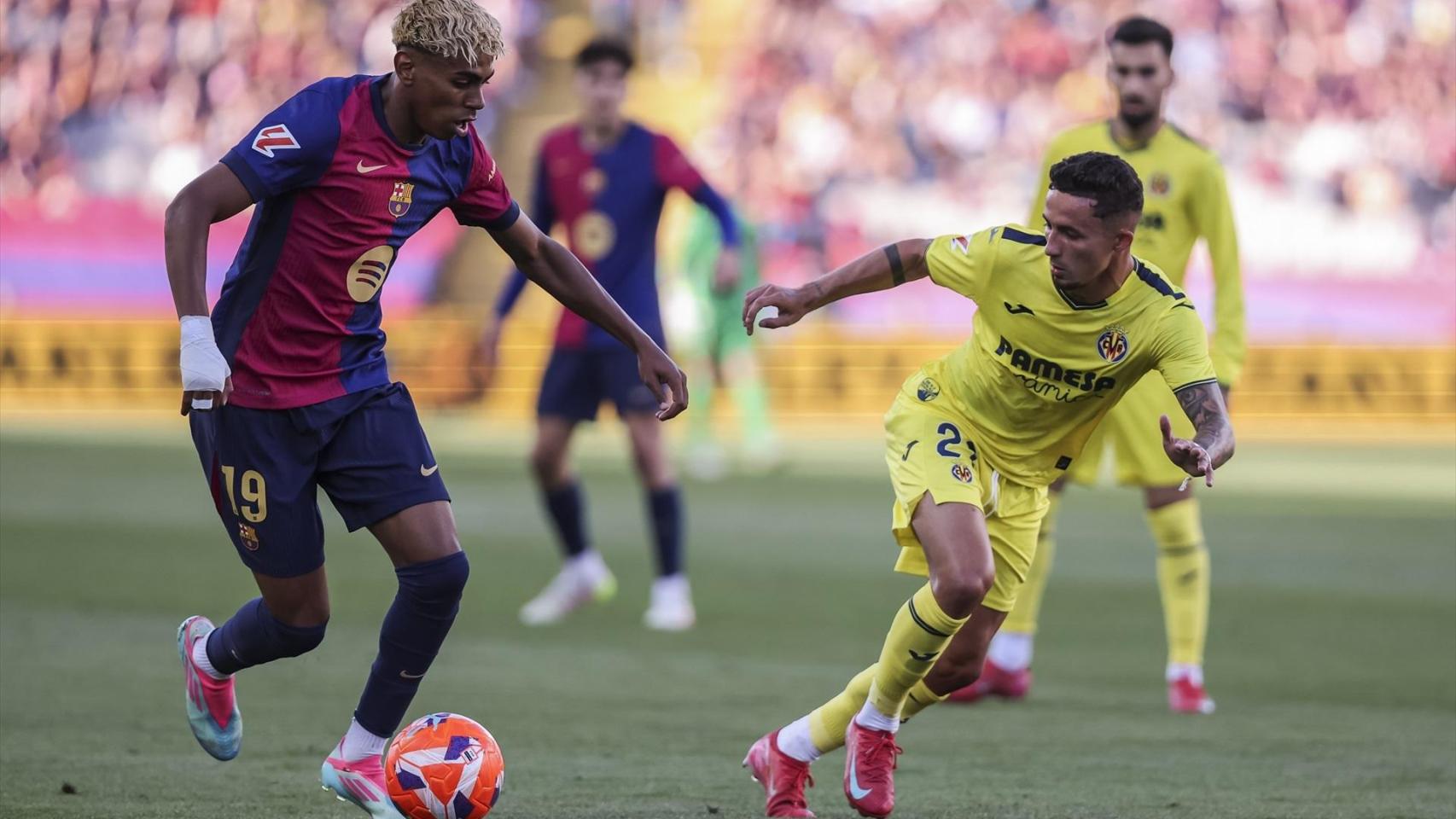 Lamine Yamal encara a Yeremy Pino en el último partido disputado entre los dos equipos.