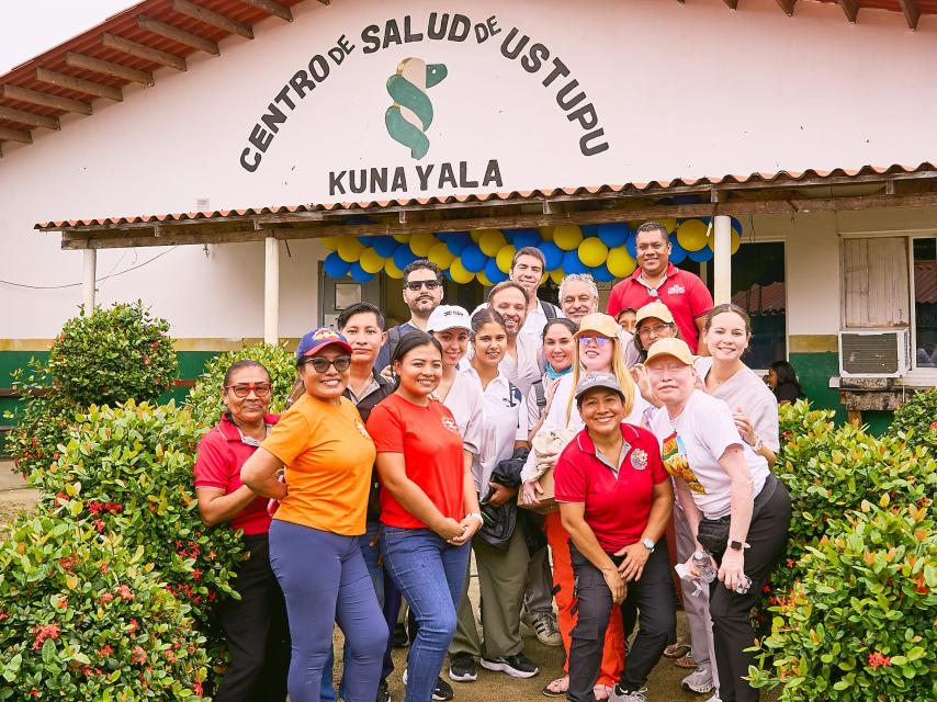 El equipo internacional de dermatólogos, voluntarios y personal local frente al Centro de Salud de Ustupu, epicentro de la atención médica en la comarca indígena Guna Yala.