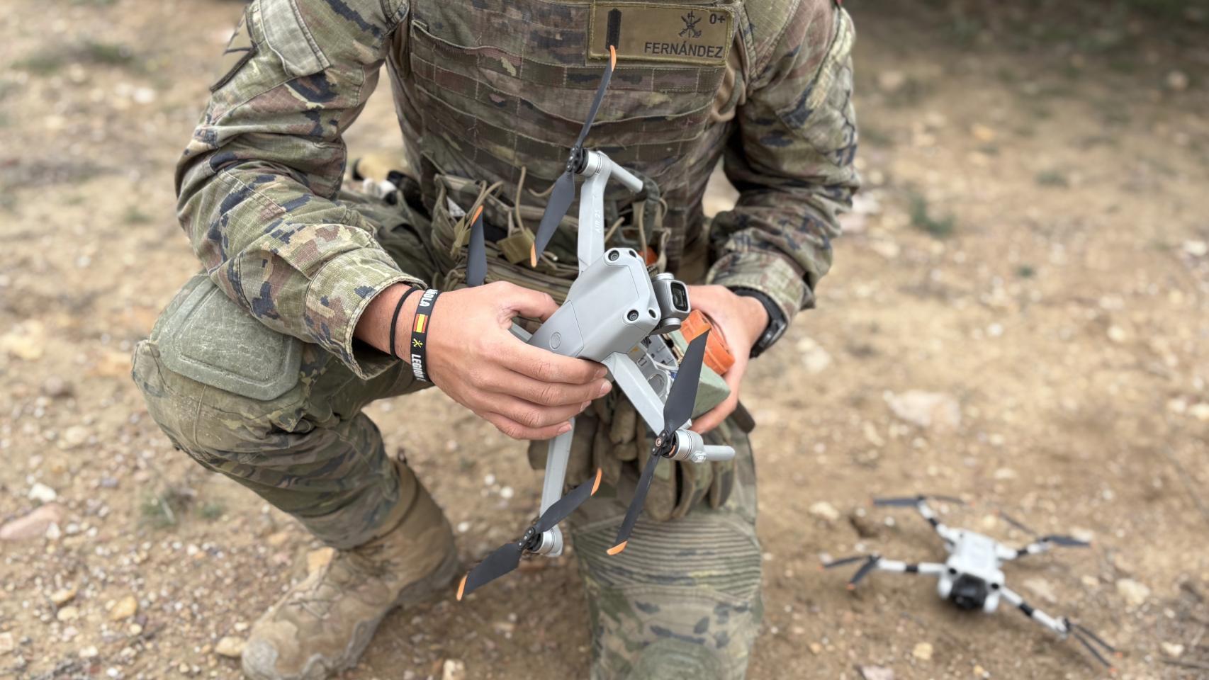 Legionario preparando un dron de DJI