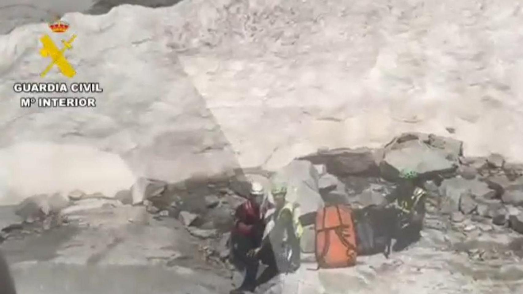 Imágenes del momento de rescate, en la zona donde el montañero ha sufrido la caída.