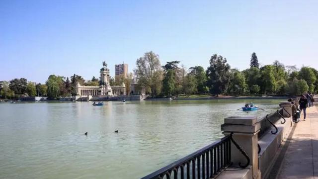 El Retiro y otros ocho parques mantendrán este lunes zonas balizadas a partir de las 18 horas por condiciones adversas