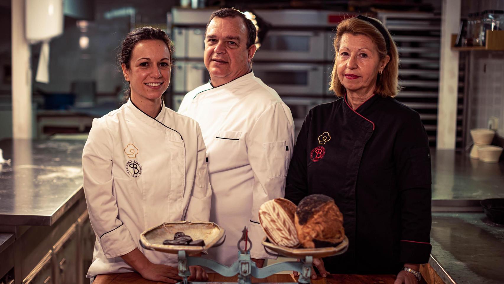 Ana Bernardos (izquierda) junto a sus padres, Paco y Ana, en su pastelería.