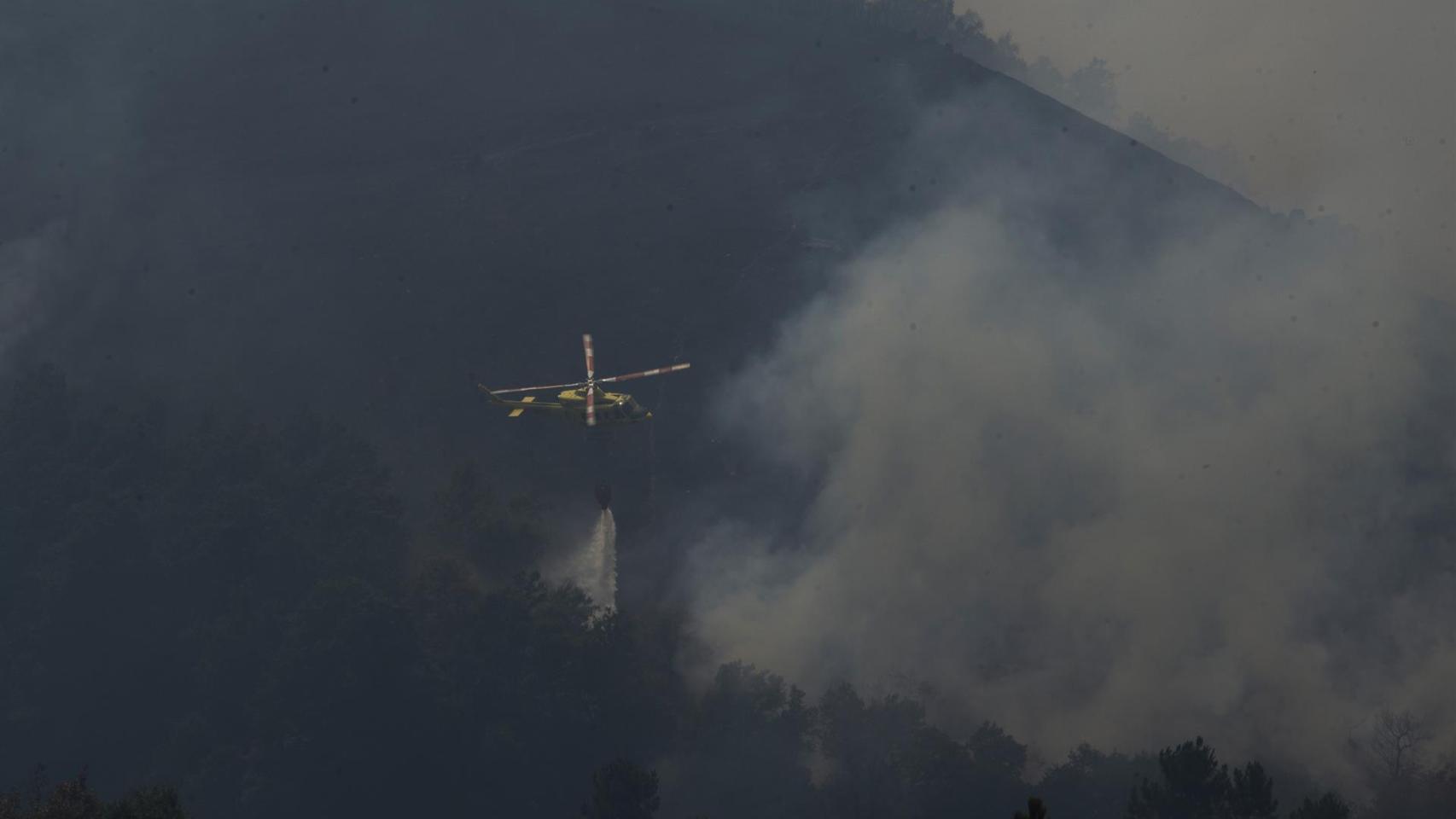 Trabajos de exxtinción a cargo del helicóptero de la BRIF de Laza en la serra de san Mamede, en el fuego por debajo de la aldea de Teixeira (Maceda), a 10 de agosto de 2025, en Maceda, Ourense, Galicia (España).