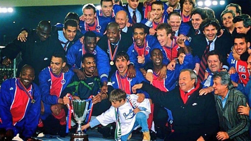 PSG players pose with the 1996 European Recopa Trophy.