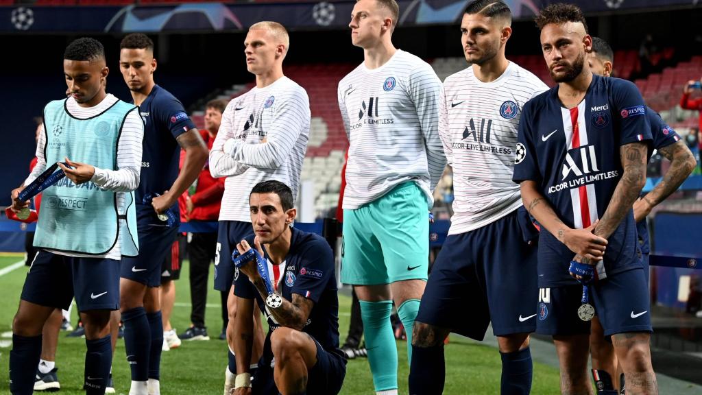 PSG players, sad after losing the Champions League final in 2020.