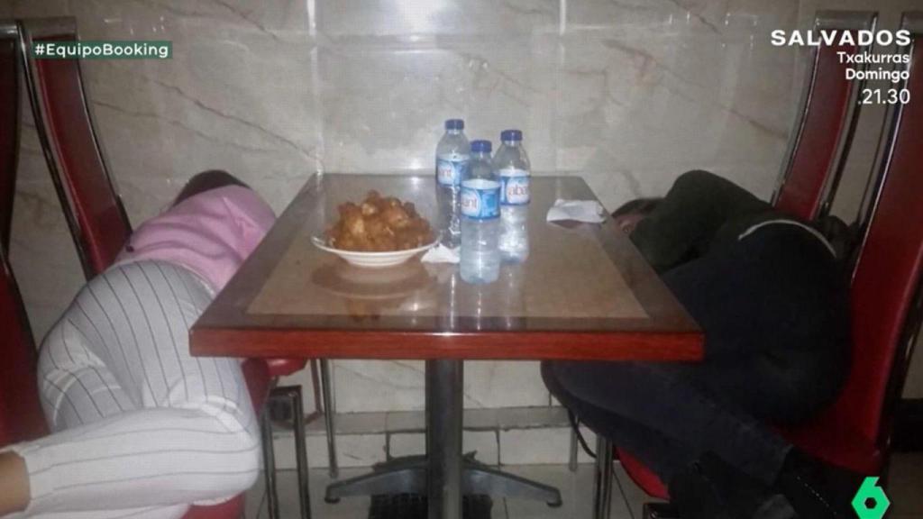 Christian y sus amigos durmiendo en un kebab en Londres.