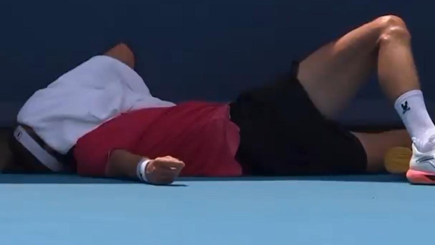 Rinderknech cae desplomado en el partido contra Aliassime.