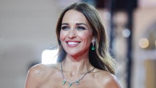 Paula Echevarría, maestra en la combinación estrella de la temporada: vestido lencero negro con pantalones