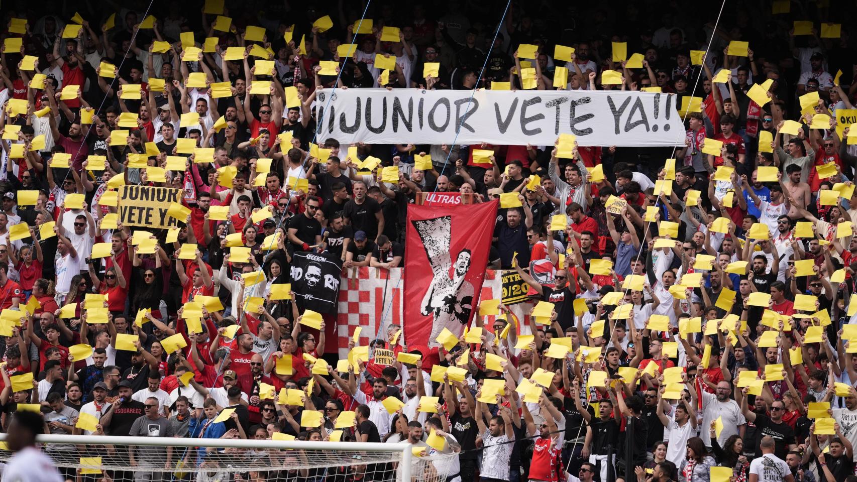 Protesta contra la directivo del Sevilla en el interior del Ramón Sánchez-Pizjuán.