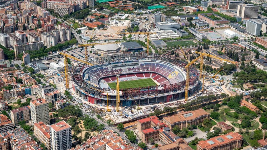 Imagen aérea del Camp Nou durante la construcción