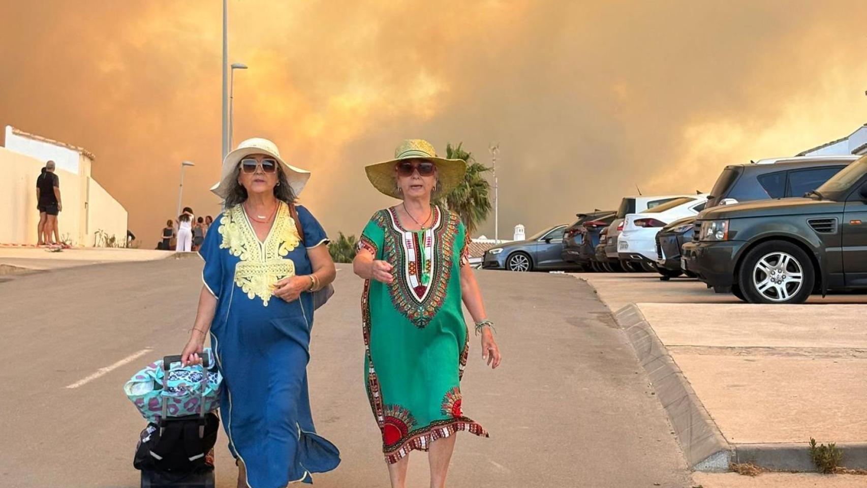 Dos mujeres evacuadas por el incendio de Tarifa