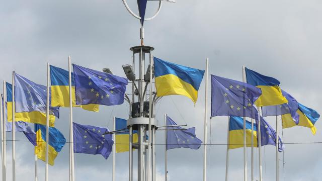 Banderas ucranianas y europeas ondeando en Kiev.