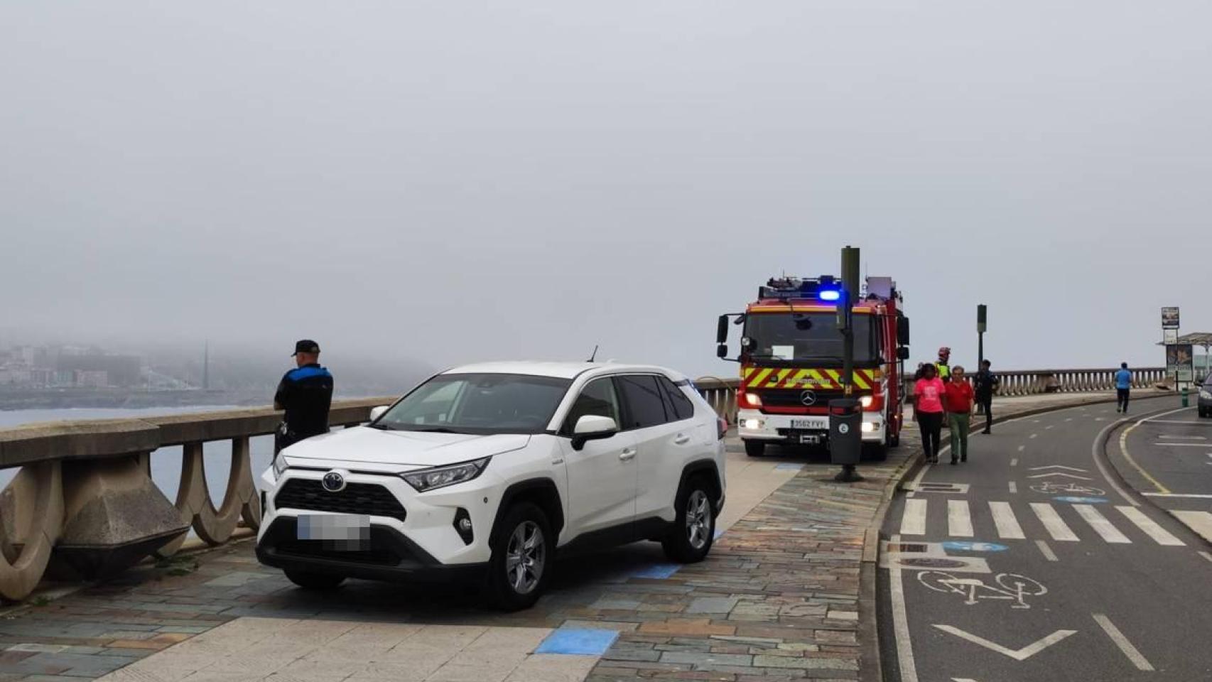 Una unidad de los bomberos, este martes en el Paseo Marítimo de A Coruña.