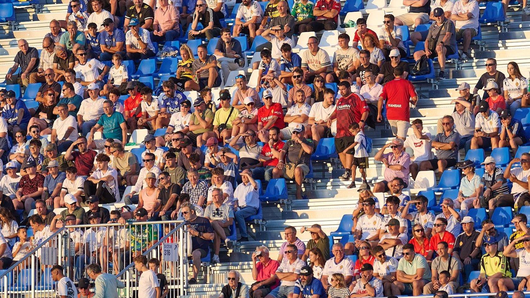 Afición zaragocista en el Ibercaja Estadio.