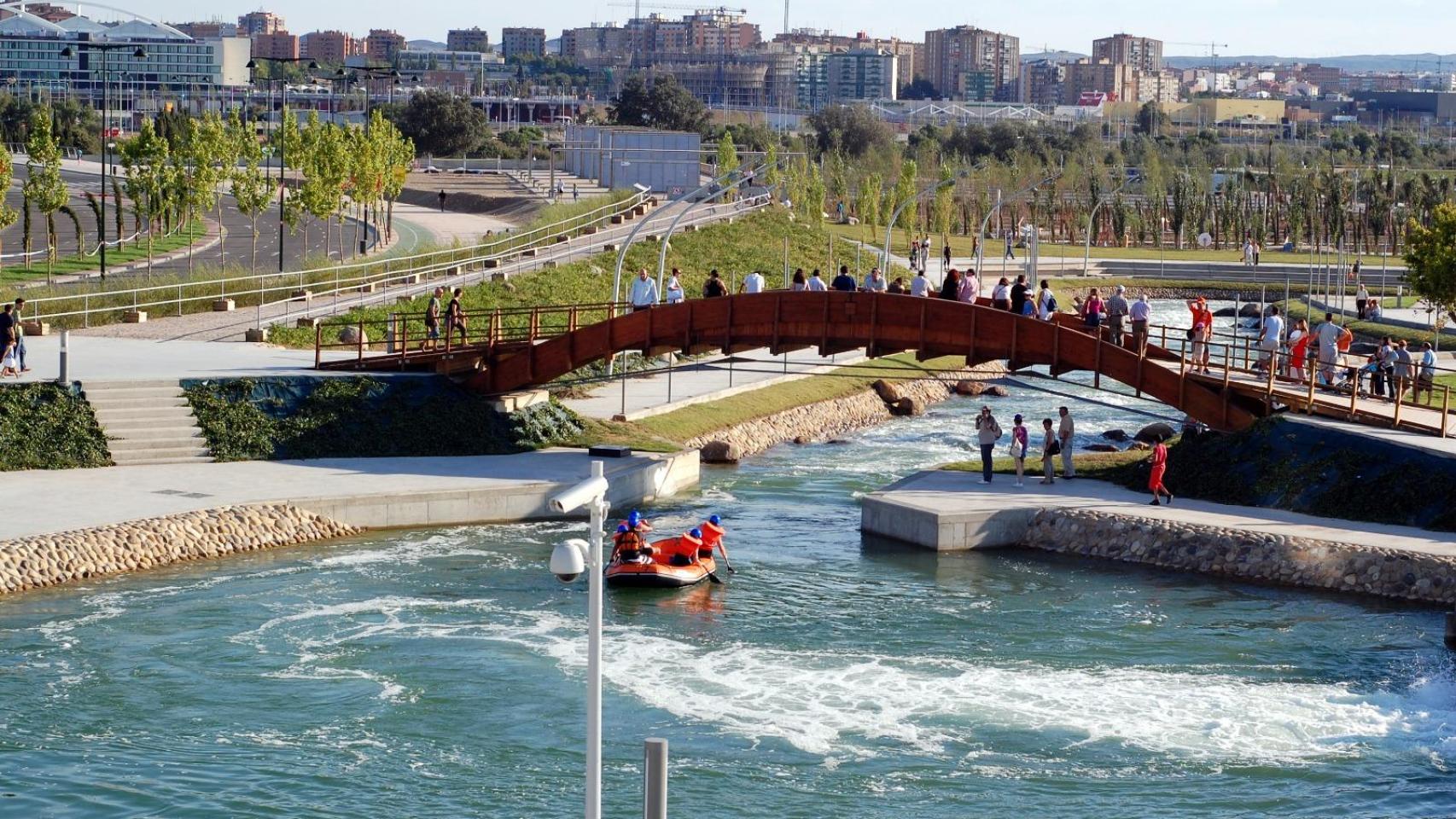 El canal de aguas bravas de la Expo, en funcionamiento.