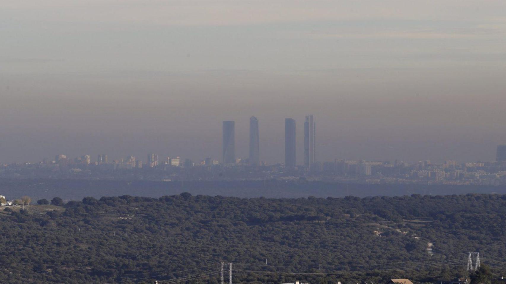 Vista general de Madrid bajo una nube de contaminación.