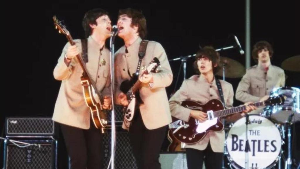 Un fotgrama del documental 'The Touring Years' que muestra a los Beatles durante el concierto en 1965