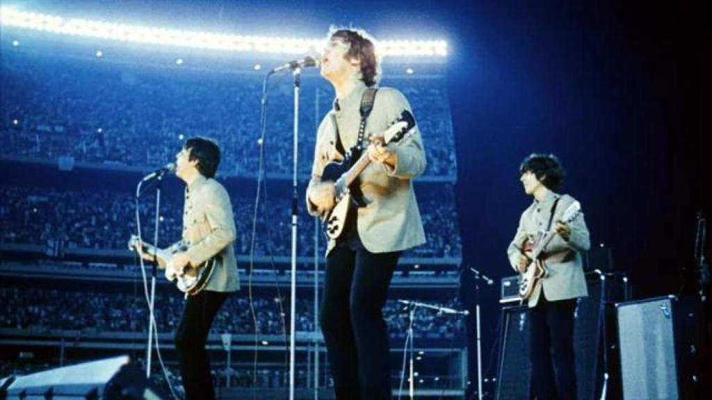 Un fotograma de 'The Touring Years' en el que se ve a The Beatles durante el concierto.