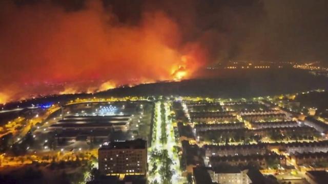 Imagen del incendio de Tres Cantos acercándose al municipio.
