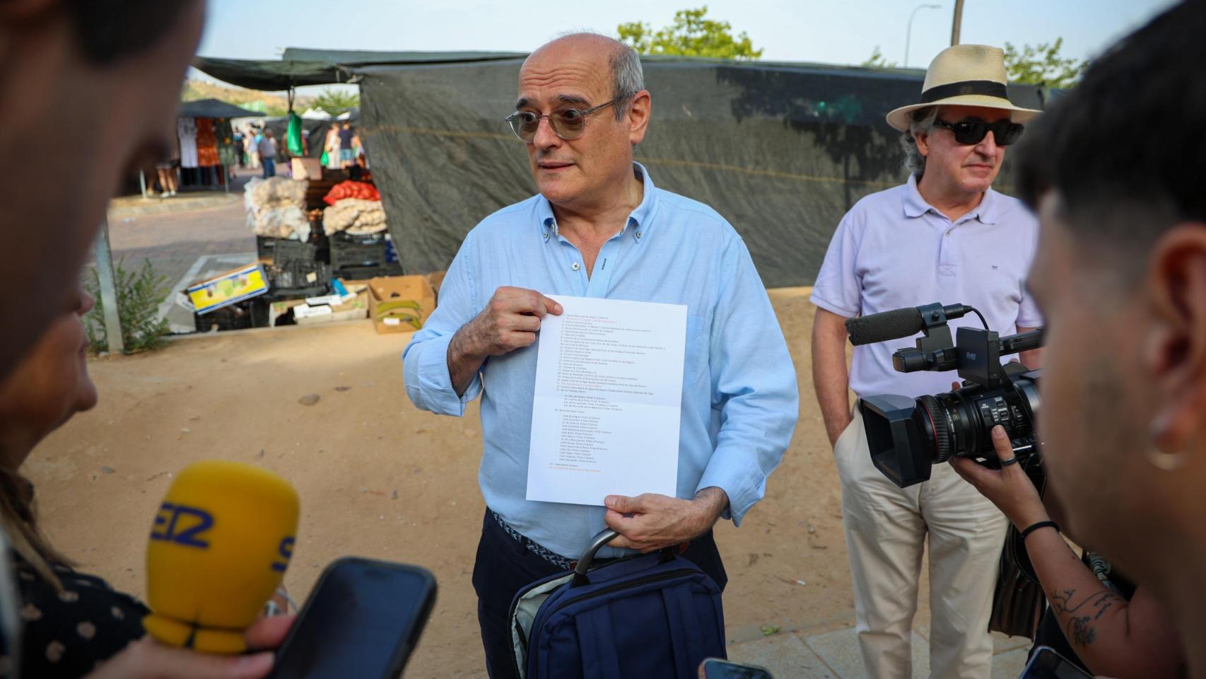 El concejal de Empleo de Toledo, Juan Marín, muestra el listado de actuaciones realizadas con el plan de empleo.