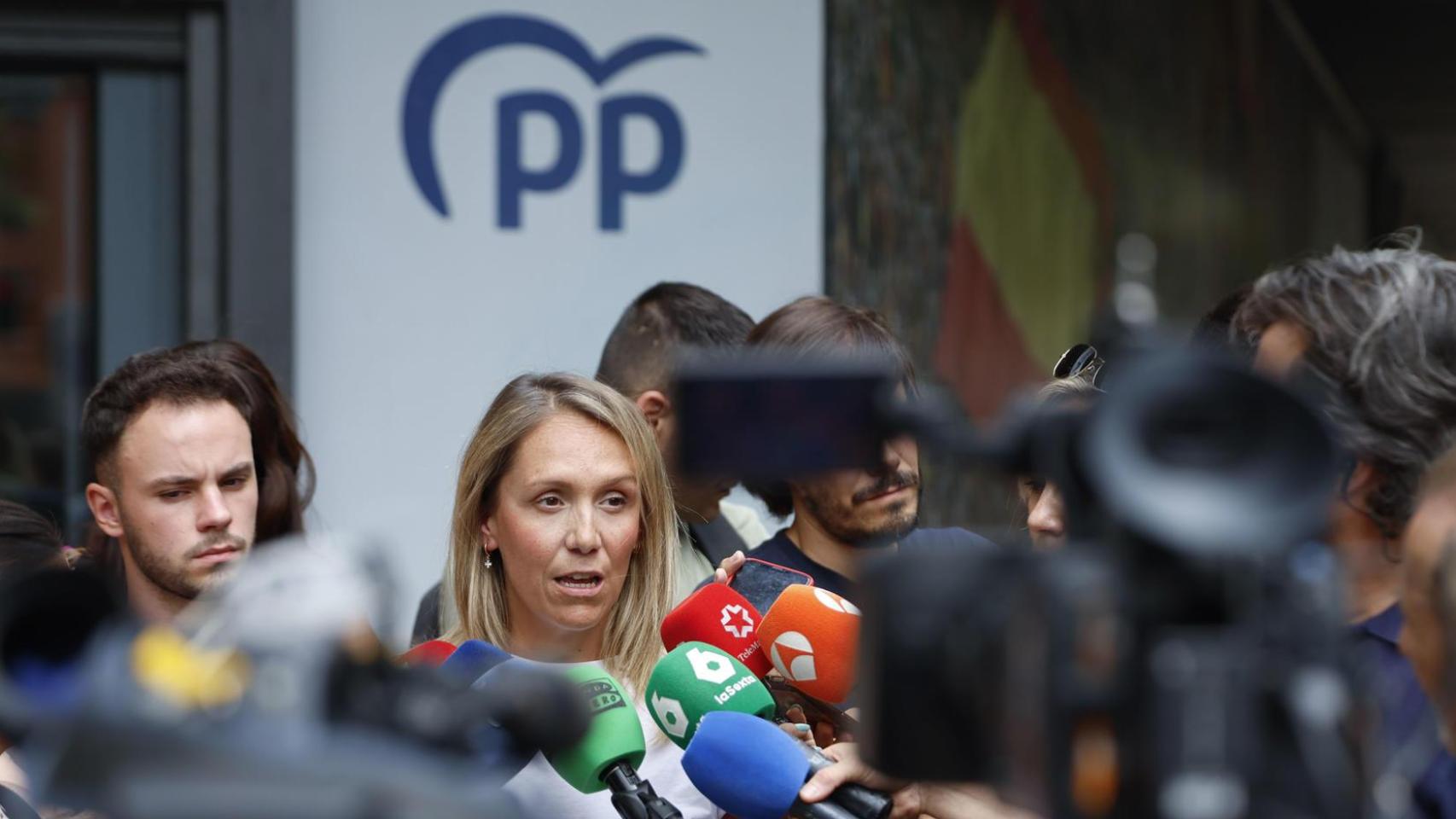 La vicesecretaria de Coordinación Sectorial del PP, Alma Ezcurra, atendiendo a los periodistas este martes.