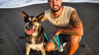 Samuel, educador canino de Tribu Canina, con sus perros.