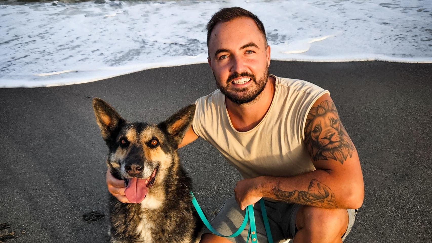 Samuel León, educador canino de Tribu Canina, con su perro.