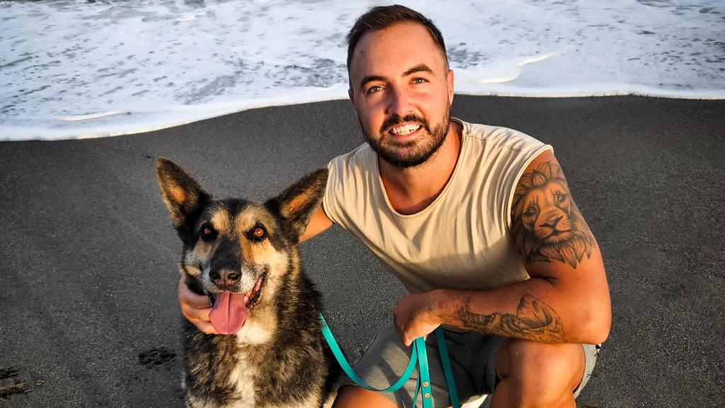 Samuel León, educador canino de Tribu Canina, con su perro.