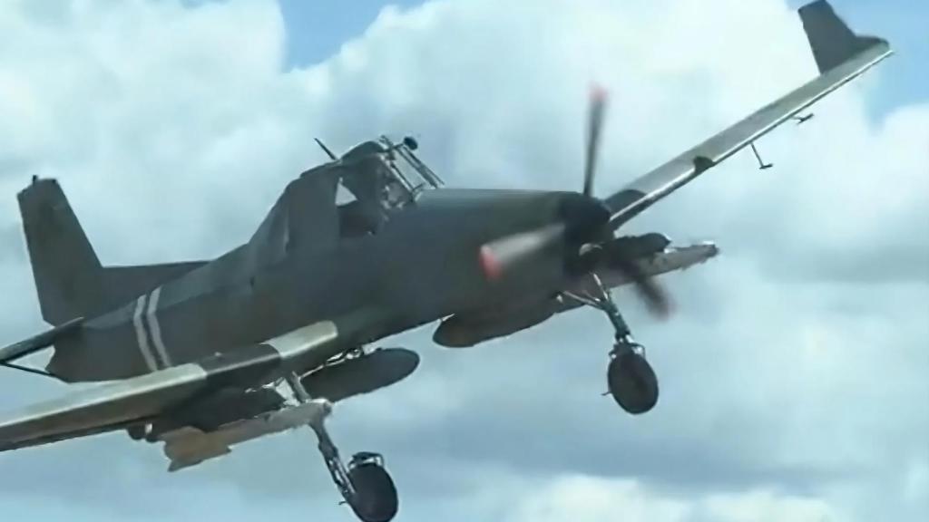 Zlin Z-137 Agro Turbo convertido en avión militar de caza