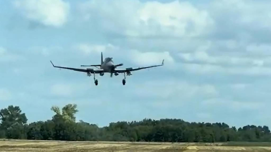 Zlin Z-137 Agro Turbo convertido en caza