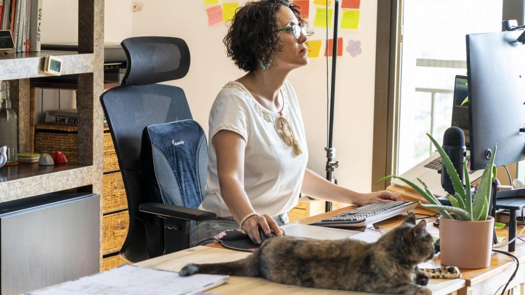 Paula Calvo, experta en antrozoología, con su gato.