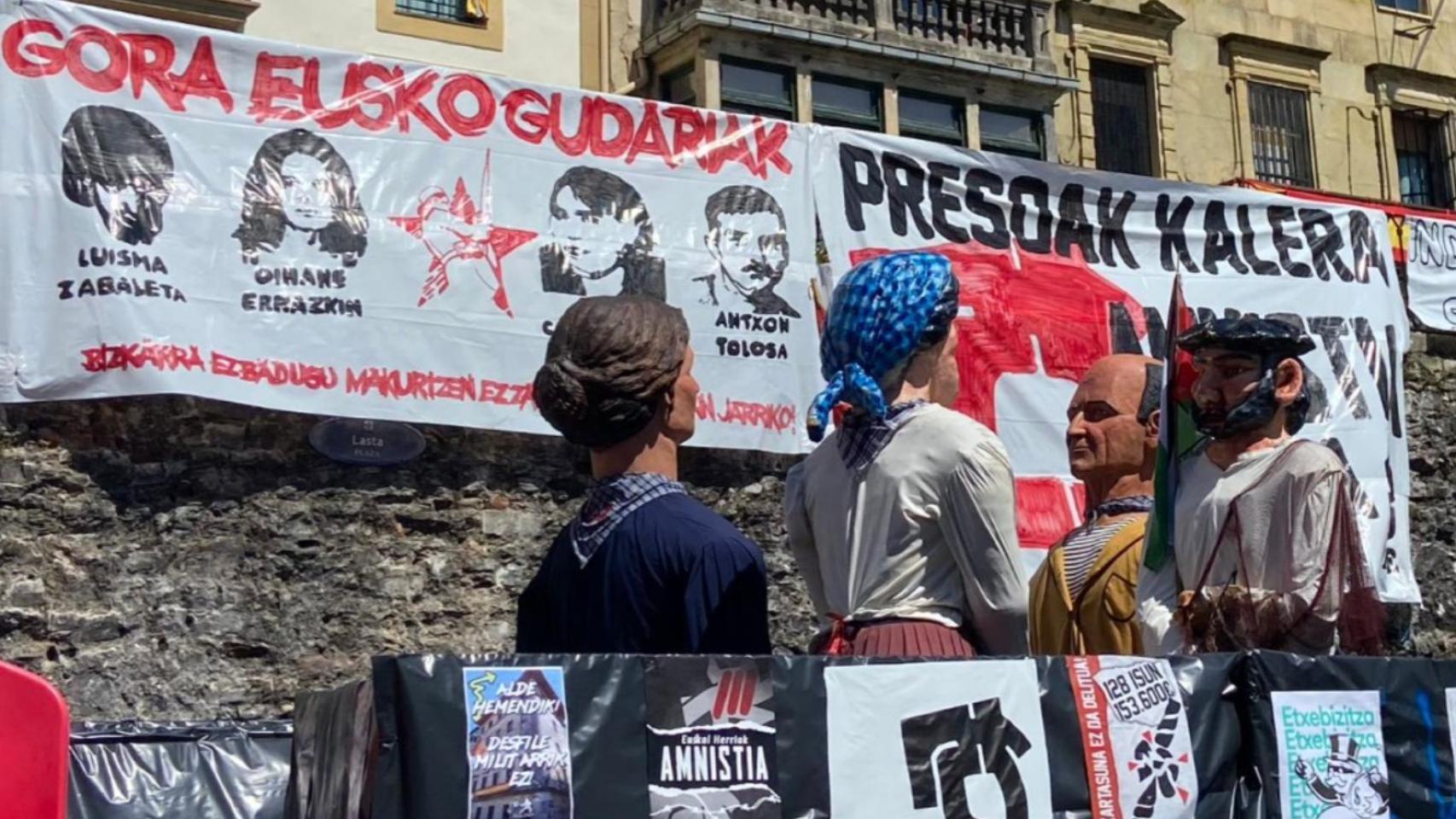 Carteles fotografiados en julio en Donostia exigiendo la excarcelación de presos etarras.