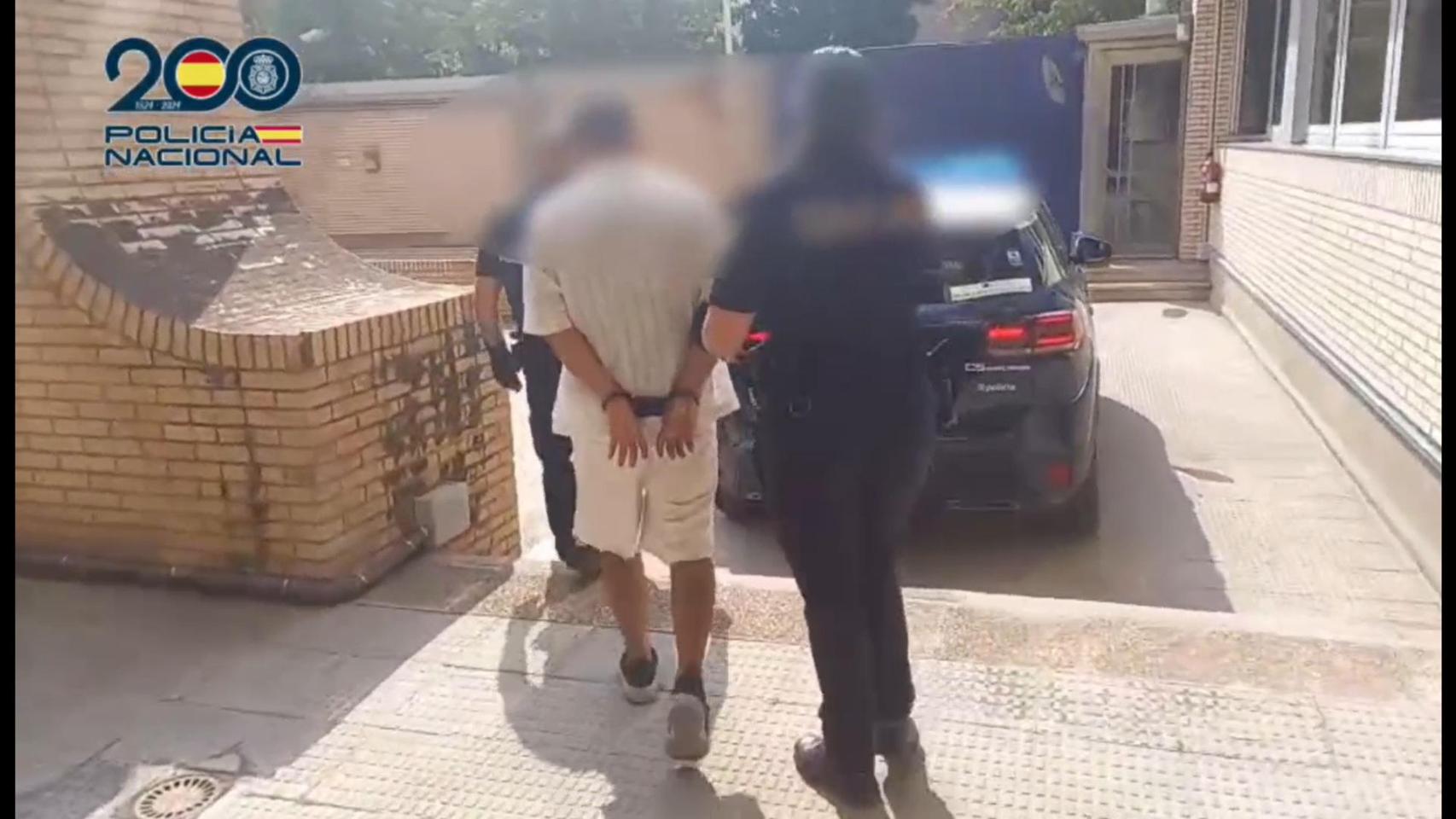 Momento de la detención del ladrón de móviles en Huesca