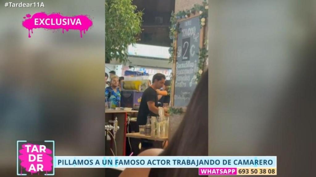 Alejandro Reyes, trabajando de camarero en las fiestas de San Cayetano.