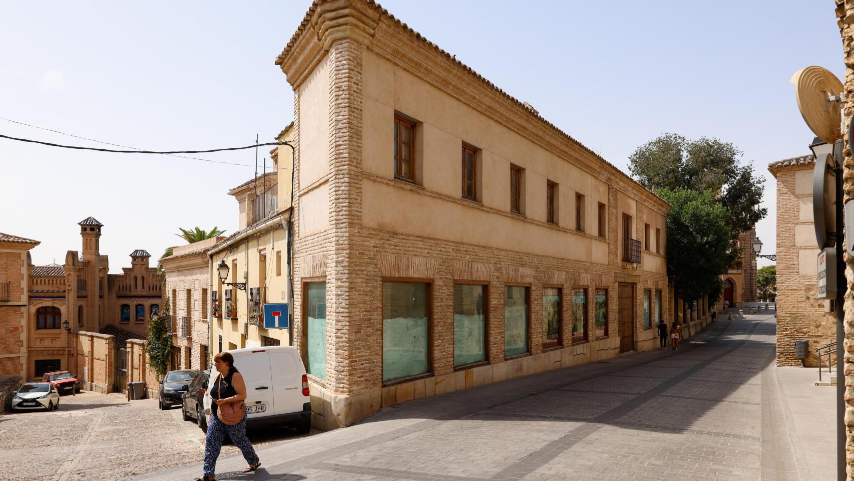 El inmueble tiene dos accesos, uno en San Juan de los Reyes y otro en Santa Ana.