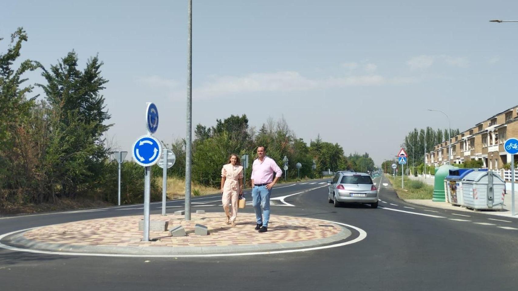 La nueva rotonda que da acceso a las urbanizaciones de Santa Marta ya funciona a pleno rendimiento