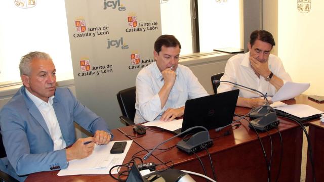 Fernández Mañueco junto a Suárez-Quiñones y el delegado del Gobierno, Nicanor Sen en León