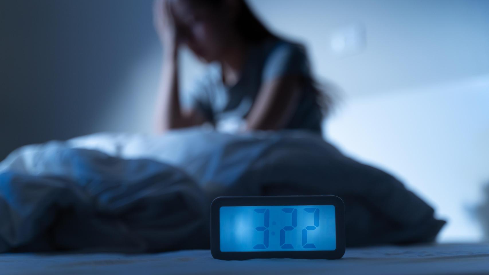 Una mujer sufriendo insomnio.