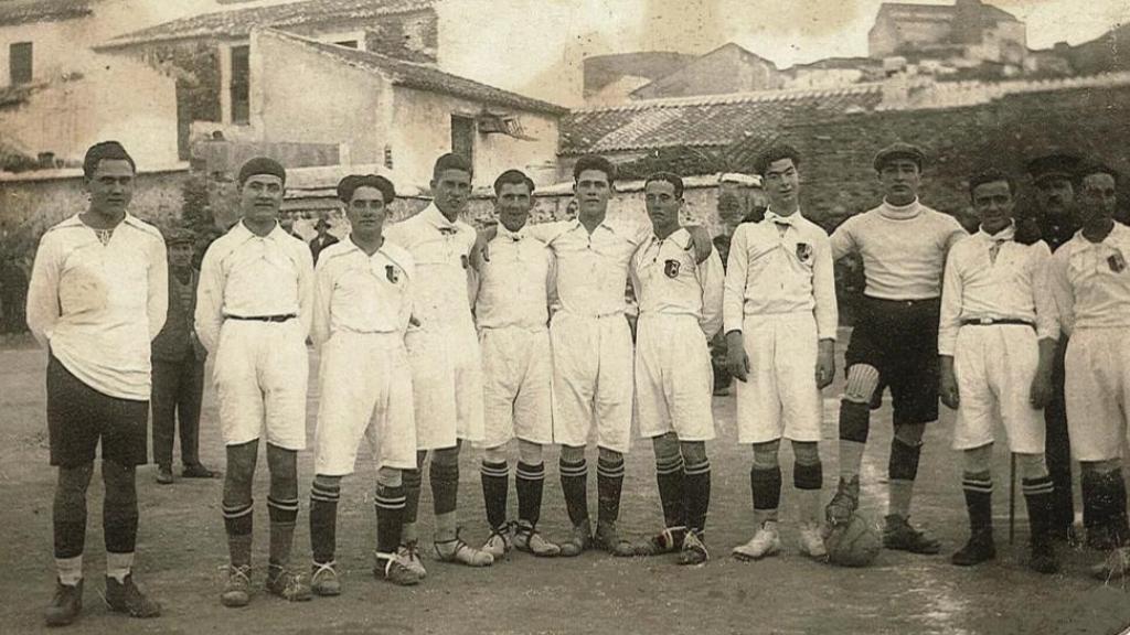 Once de Vélez C.F. Ana Carmona es la sexta empezando por la izquierda.