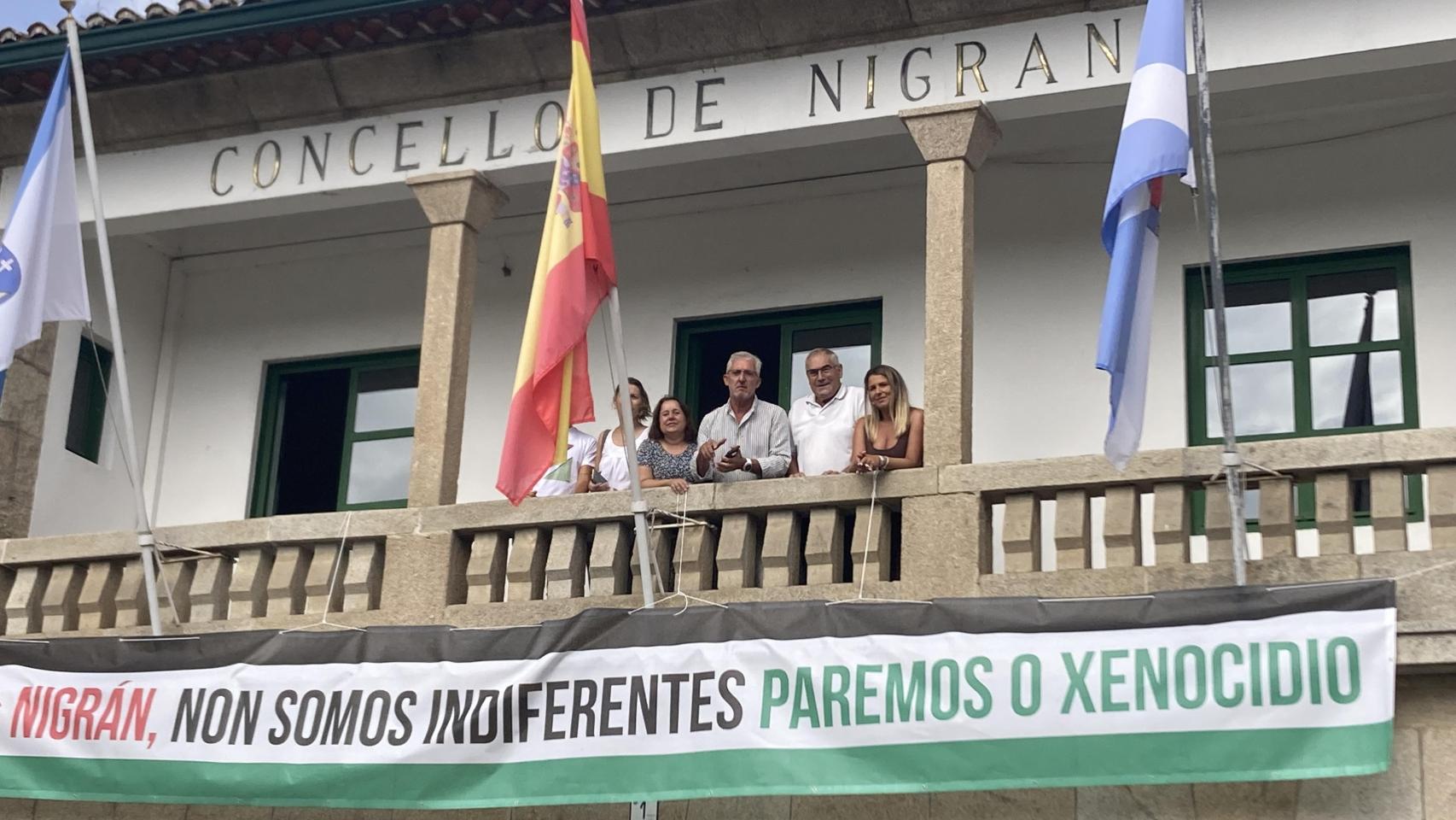 El Gobierno local de Nigrán en el balcón del Concello junto a la pancarta en solidaridad con Palestina