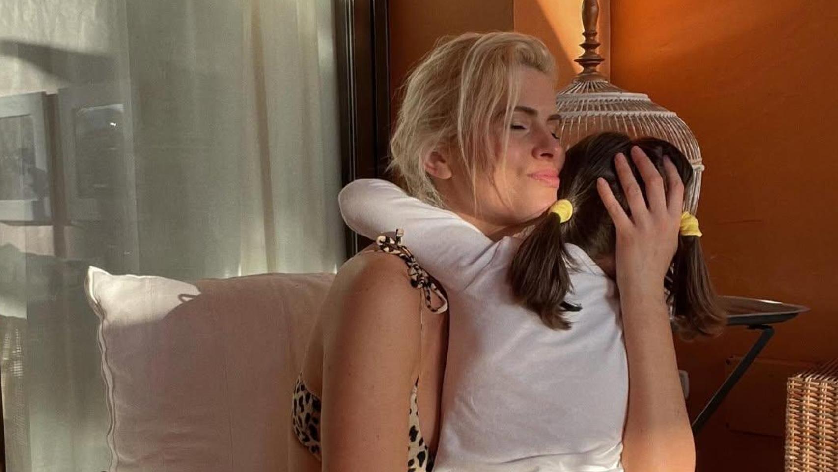 Adriana Abenia y su hija Luna.