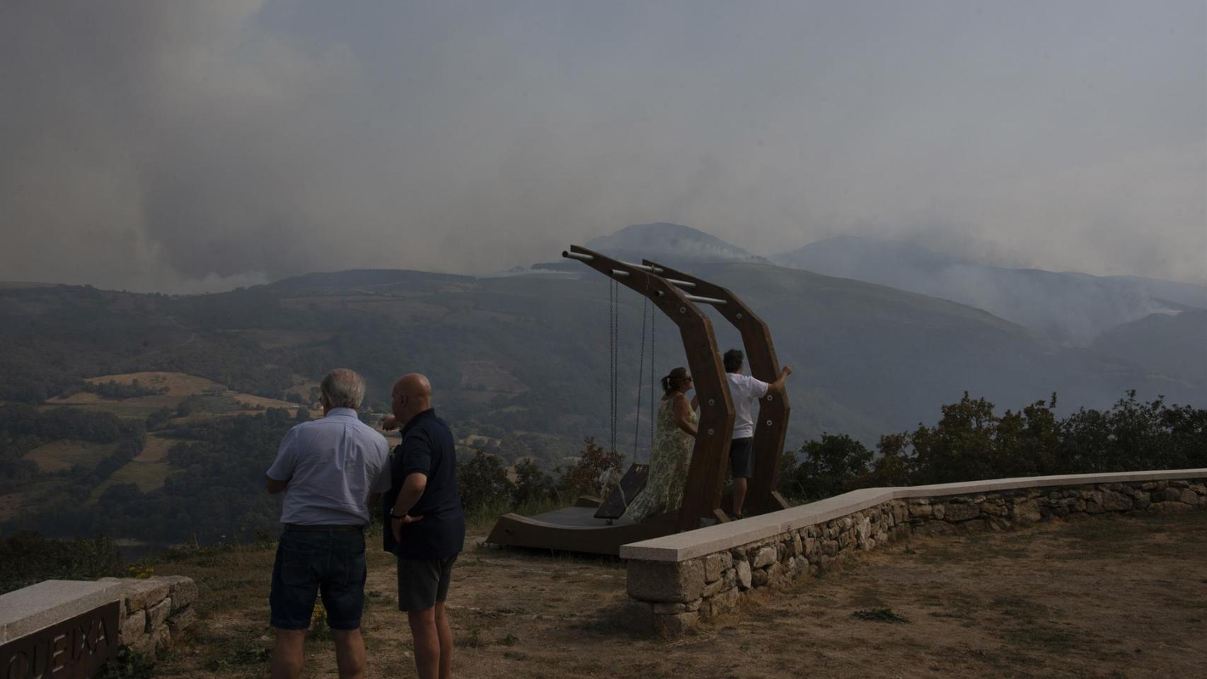 Mirador de Chandrexa de Queixa con columpio y vistas hacia el Macizo Central gallego, a 11 de agosto de 2025, en Chandrexa de Queixa, Ourense, Galicia (España)