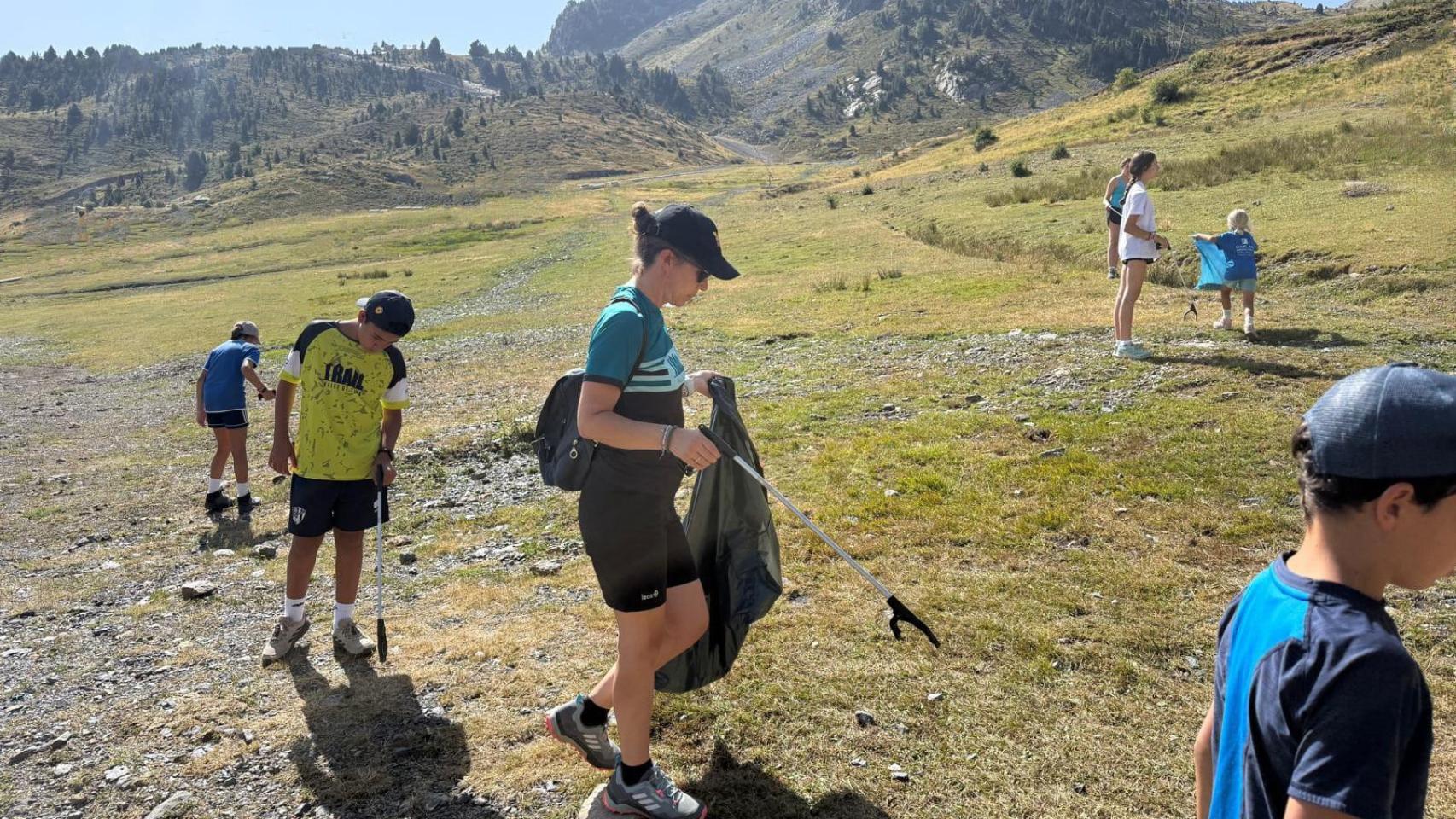 Jornada de recogida de basura en el Pirineo