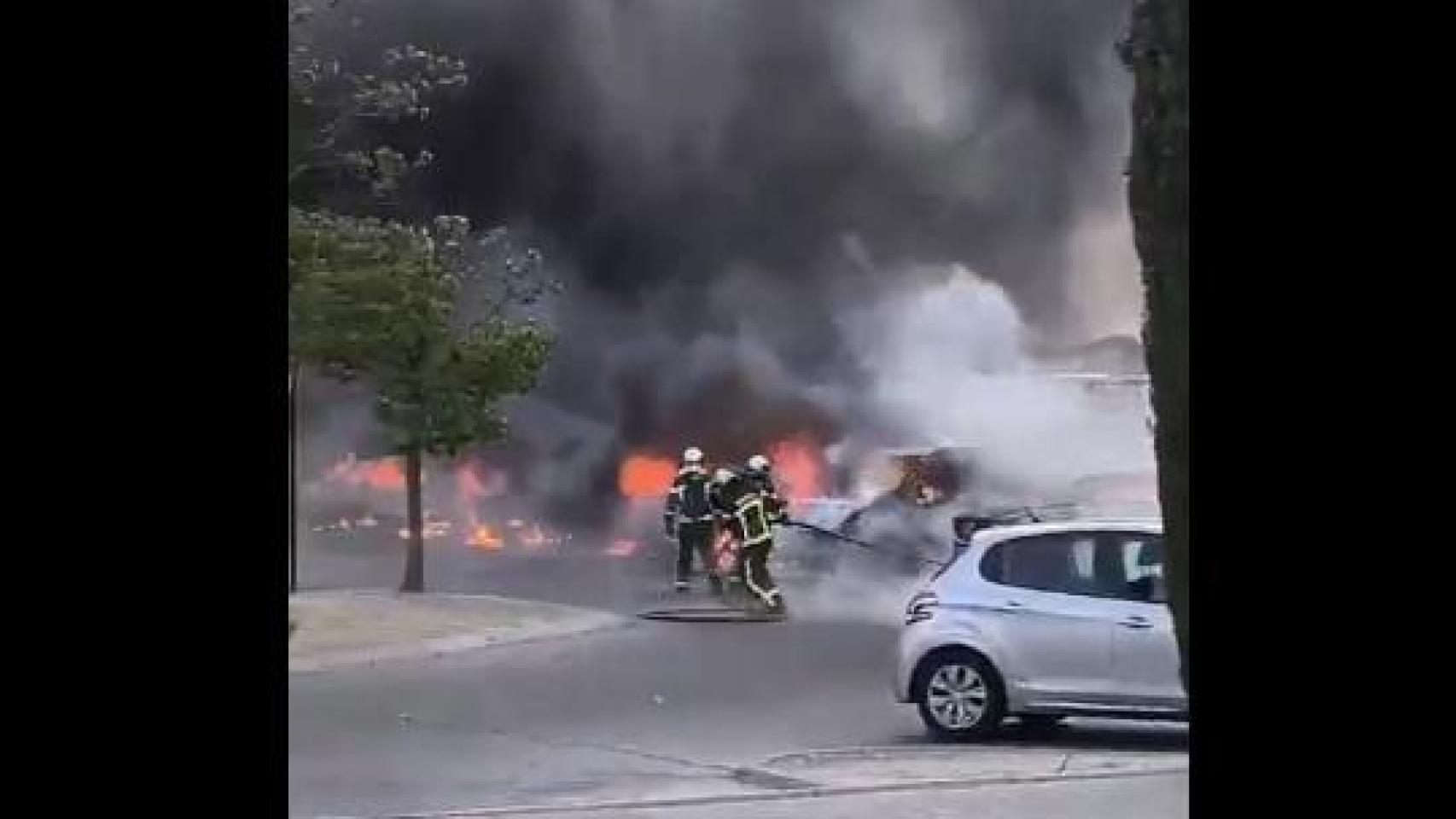 Imagen de los coches ardiendo en el centro comercial Xanadú.