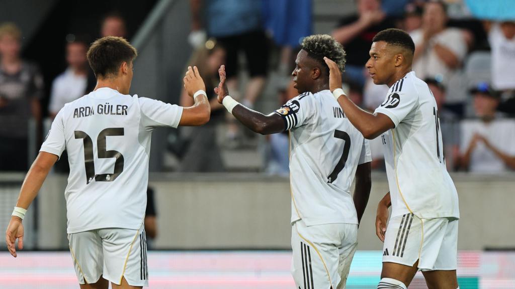 Mbappé celebra con Guler y Vinicius, el tercer gol del Real Madrid al Tirol